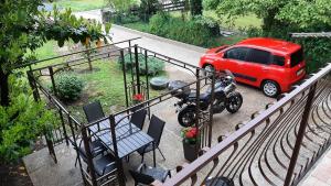 een rode auto en een motorfiets geparkeerd op een balkon bij Apartman Mi-Bel in Zagreb
