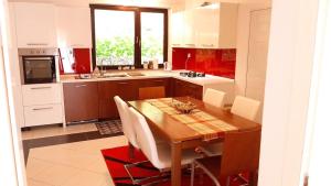 een keuken met een houten tafel en een eetkamer bij Apartman Mi-Bel in Zagreb