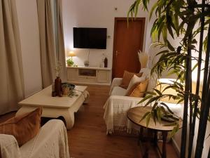 uma sala de estar com dois sofás e uma televisão em The sea road house em Génova