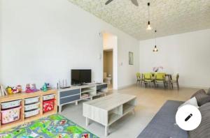 TV a/nebo společenská místnost v ubytování Afiniti Residence at Legoland Medini
