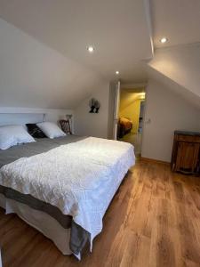 Un pat sau paturi într-o cameră la Bommarvikens Bed & Breakfast