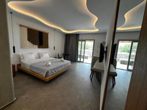 een slaapkamer met een bed en een tv. bij Abelos Mykonos in Mykonos-stad