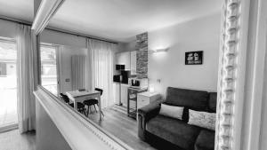 ein Wohnzimmer mit einem Sofa, einem Tisch und einem Schreibtisch in der Unterkunft Petit Bijoux in Beausoleil