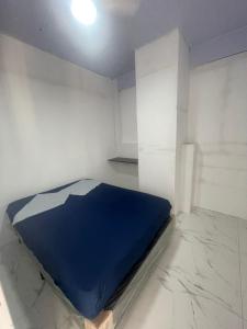 プライア・グランデにあるHostel Mar da Vilaの白い部屋(青いベッド付)