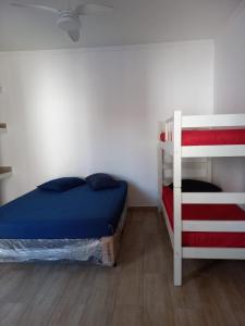 - une chambre avec 2 lits superposés et une échelle dans l'établissement Hostel Mar da Vila, à Praia Grande