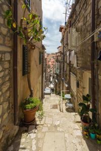 Une allée dans une vieille ville avec des plantes en pot dans l'établissement Villa St Vitus, à Dubrovnik