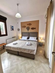 - une chambre avec un lit et des serviettes dans l'établissement Villa Steki, à Roumelí