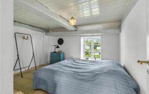 Postel nebo postele na pokoji v ubytování 2 Bedroom Stunning Home In Hjer