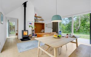 Χώρος καθιστικού στο Awesome Home In Fårevejle With Kitchen