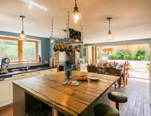 cocina con encimera de madera en una habitación en Rose Cottage en Dorchester