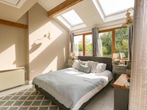 1 dormitorio con 1 cama en una habitación con ventana en Rose Cottage en Dorchester