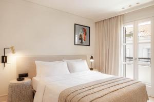 Una cama o camas en una habitación de Doryssa Theorem Hotel