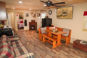 sala de estar con sofá y mesa en Private Hot tub-Lakefront-Deer Lodge, en Commerce