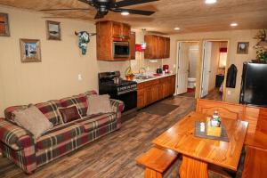 sala de estar con sofá y mesa en Private Hot tub-Lakefront-Deer Lodge, en Commerce