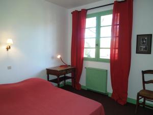 Ένα ή περισσότερα κρεβάτια σε δωμάτιο στο Etchederra - Hossegor villa années 50 sur terrain pentu et clos située à 300m de l'océan et à environs 500m du centre ville