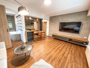 uma grande sala de estar com uma mesa e uma cozinha em Vantisch Apartment em Vlašim