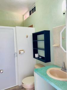 ein Bad mit einem WC und einem Waschbecken in der Unterkunft Los Angeles en el Paraiso in San Patricio - Melaque