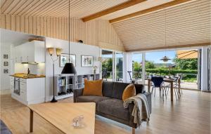 een woonkamer met een bank en een tafel bij 2 Bedroom Amazing Home In Roskilde in Roskilde