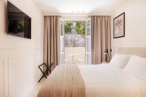 Una cama o camas en una habitación de Doryssa Theorem Hotel