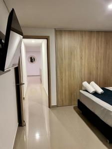 Телевизор и/или развлекательный центр в Apartamento de tres alcobas