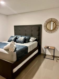 Кровать или кровати в номере Apartamento de tres alcobas