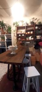 una habitación con una mesa de madera y algunas plantas en La Casita de Saavedra en Buenos Aires