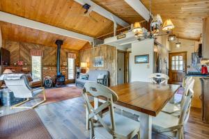 eine Küche und ein Esszimmer mit einem Holztisch und Stühlen in der Unterkunft Serene Grand Lake Vacation Rental with Private Deck! in Grand Lake