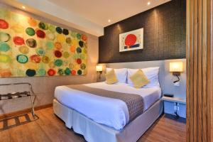 Postel nebo postele na pokoji v ubytování Hôtel Provençal + 37 fotografií