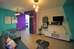 Una sala de estar con un sofá y un televisor. en CASATURIS NEWON APARTAMENTOS en EL CAMPELLO, en El Campello