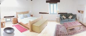 sypialnia z łóżkiem, kanapą i krzesłem w obiekcie Soca Valley Berghaus w mieście Kobarid
