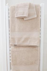 stos ręczników na wieszaku w łazience w obiekcie Soca Valley Berghaus w mieście Kobarid