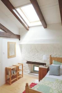 sypialnia z łóżkiem i świetlikiem w obiekcie Soca Valley Berghaus w mieście Kobarid