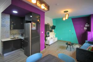 Una cocina y sala de estar con paredes moradas y azules. en CASATURIS NEWON APARTAMENTOS en EL CAMPELLO, en El Campello