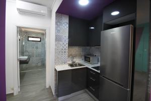cocina con nevera de acero inoxidable y fregadero en CASATURIS NEWON APARTAMENTOS en EL CAMPELLO, en El Campello 37 fotos más