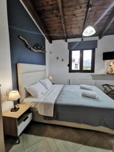 Un pat sau paturi într-o cameră la Villa Steki