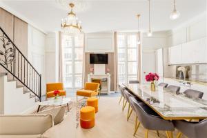 uma sala de jantar com uma mesa longa e cadeiras em Luxury 4 bedroom 4 bathroom Apartment - Louvre em Paris