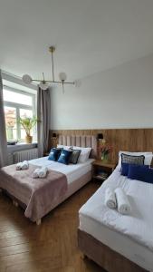 2 camas en una habitación de hotel con 2 camas en Movo II Old Town Apartments en Varsovia