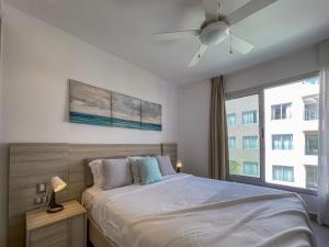 Postel nebo postele na pokoji v ubytování Gorgeous new apartment in Los Corales G3