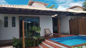 uma casa com uma piscina em frente em Casa 2 Suítes com Ar, Piscina a 400 mts Praia - Taipu de Fora Barra Grande #3 em Maraú
