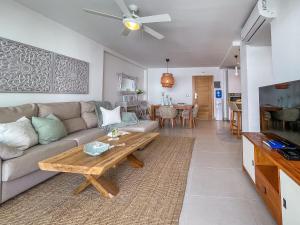 Posezení v ubytování Gorgeous new apartment in Los Corales G3