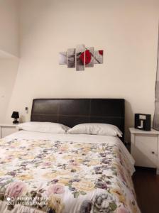 ナポリにあるNell'Antico Palazzo Salsiのベッドルーム1室(花柄のベッドカバー付)