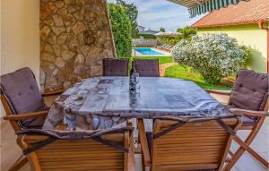 Bazén v ubytovaní Three-Bedroom Holiday Home In Premantura alebo v jeho blízkosti