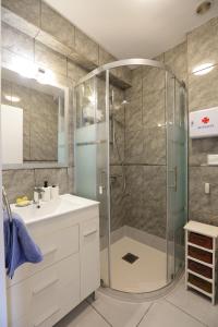 a bathroom with a shower and a sink at Vivienda Turística Lore Artian. in Laguardia