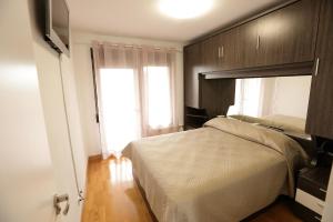 a bedroom with a bed and a large window at Vivienda Turística Lore Artian. in Laguardia