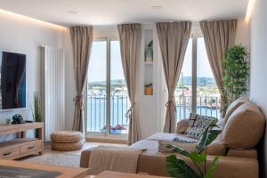 ein Wohnzimmer mit einem Sofa und einem Balkon in der Unterkunft Casa junto al Mar in Vigo