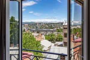 una ventana con vistas a la ciudad en A5 Hotel, en Tiflis