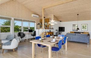 een eetkamer en een woonkamer met een tafel en stoelen bij 2 Bedroom Amazing Home In Roskilde in Roskilde