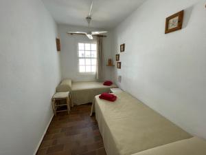ES CASTELL 1 6 by SOM Menorca客房内的一张或多张床位