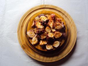 una ciotola di cibo su un piatto su un tavolo di Casa de Lucas a Fonfría