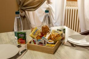 un tavolo con una cassa di cibo e due bottiglie di soda di Dimore Candriano - Irpinia a Torella deʼ Lombardi